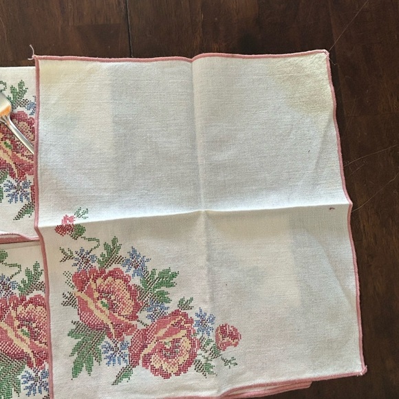 4/$50 Floral Embroidered Textile napkins set of four 🌸 - Picture 5 of 8